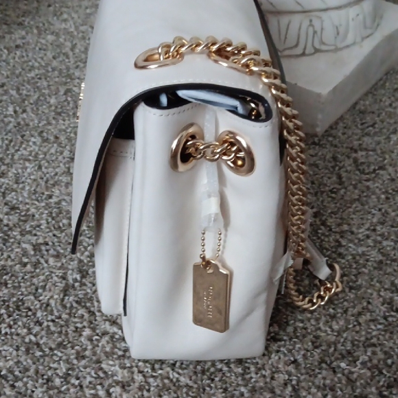 Coach Ivory Shoulder Bag with Gold Chain - Picture 4 of 11